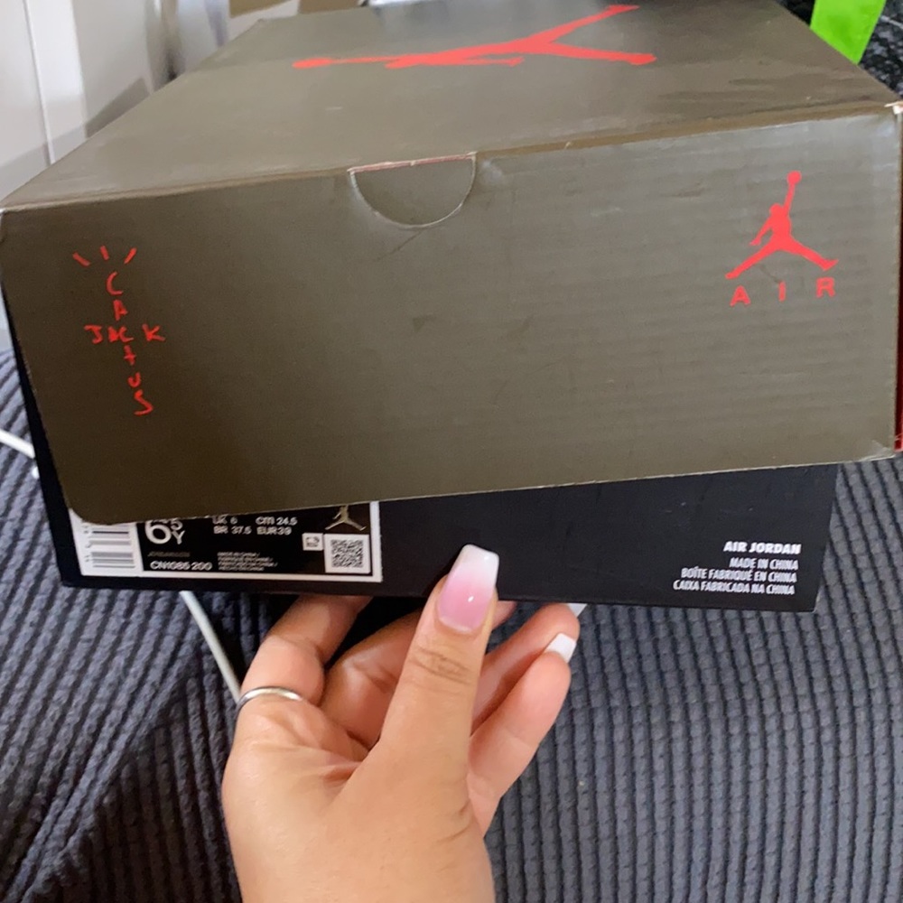 TRAVIS SCOTT 6s - Picture 4 of 4